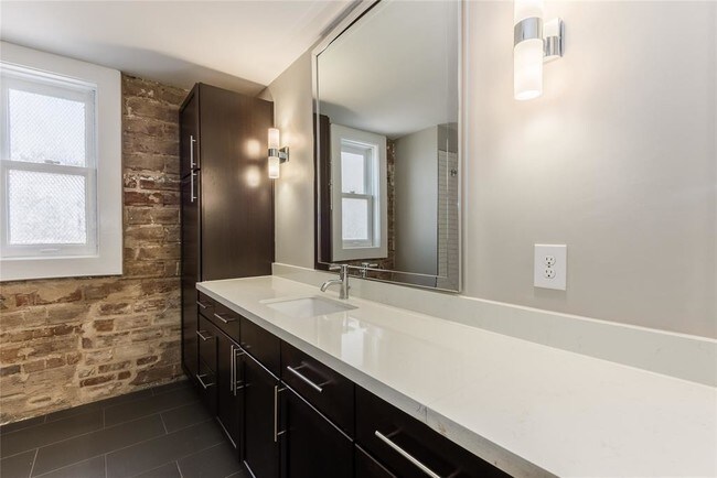 Building Photo - 909 Texas St