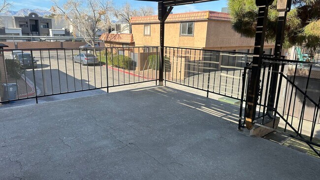 Building Photo - BEAUTIFUL 2 BEDS 1 1/2  BATHROOM APARTMENT