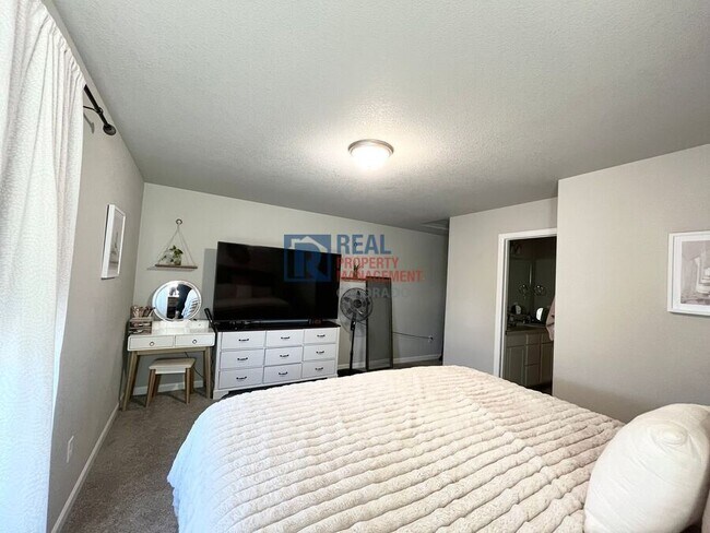 Building Photo - 942 Petra Heights