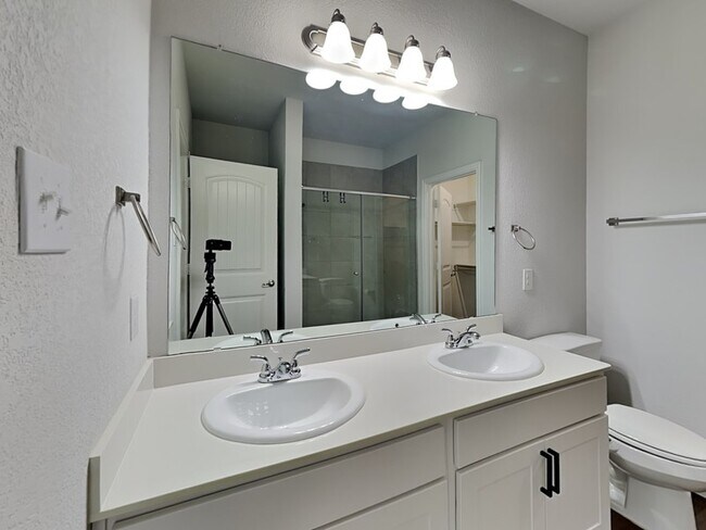 Building Photo - 1548 Woodlake Dr