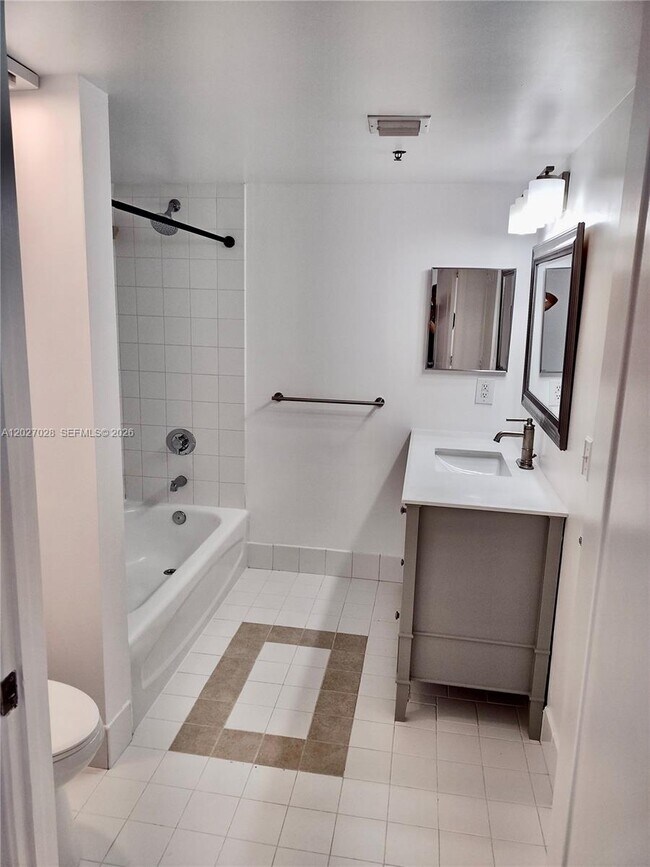 Building Photo - 1200 Brickell Bay Dr