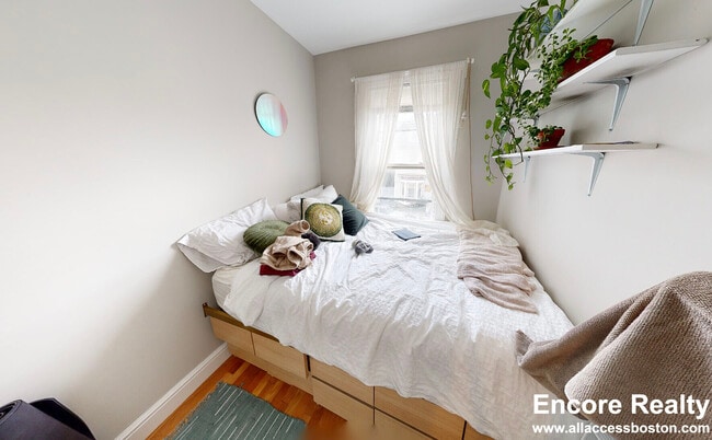 Building Photo - 13 Pleasant St