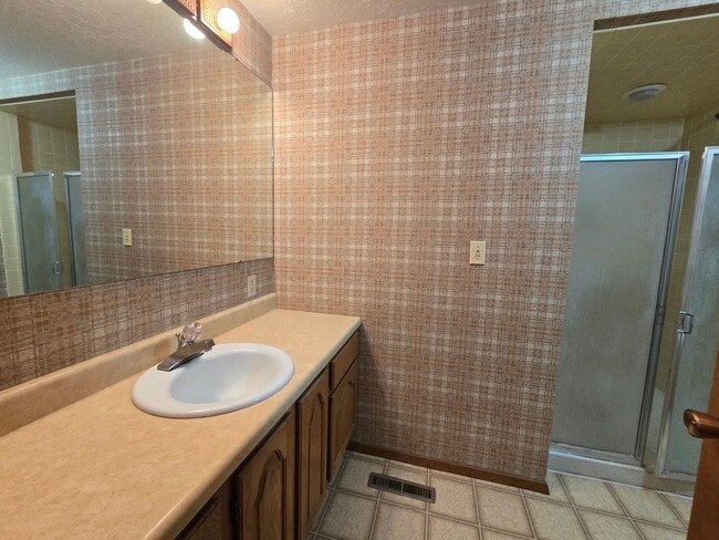 Building Photo - Large 5 Bed, 3 Bath House
