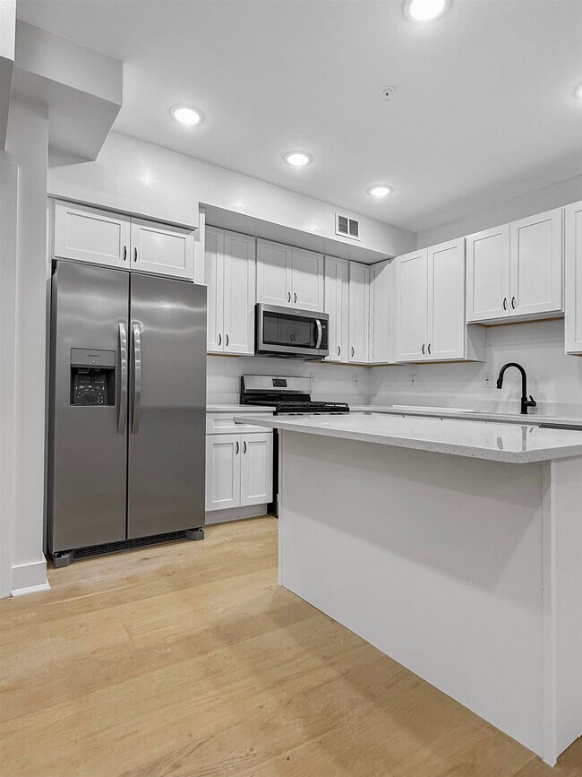 Building Photo - 185 Mallory Ave