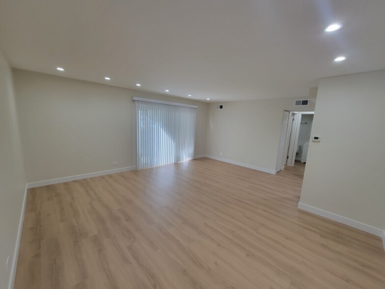Building Photo - 700 Perrie Dr