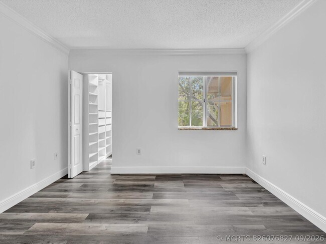 Building Photo - 2433 Centergate Dr