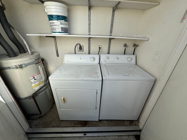Building Photo - Galleria  Town Homes 2 Bedroom 1.5 Bath in...