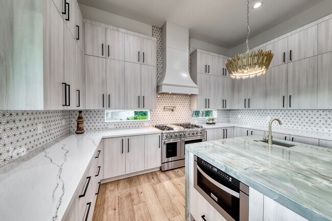 Building Photo - Stunning Green Valley, Guard Gated Community, Pool Home!