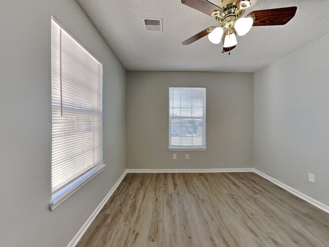 Building Photo - Charming 4-Bed Home in Kansas City with Garage Parking