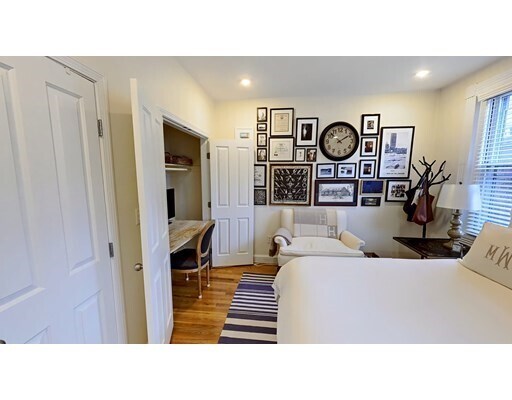 Building Photo - 15 Temple St