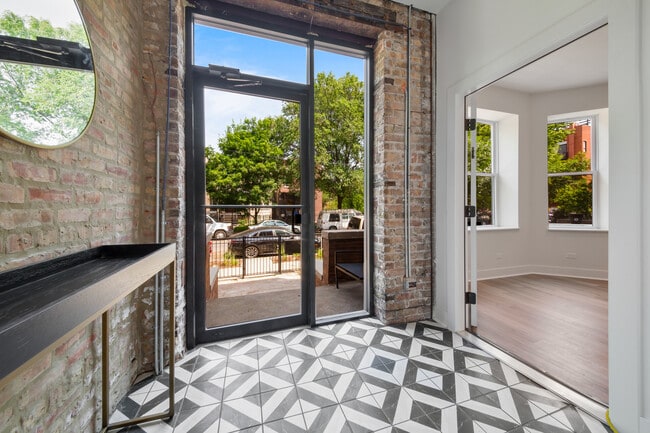 Building Photo - 824 N Maplewood Ave