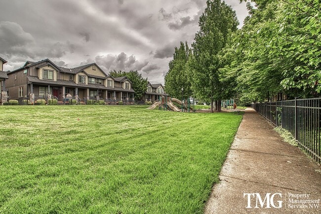 Building Photo - Gorgeous 4-bedroom Townhome with garage and washer / dryer in unit.