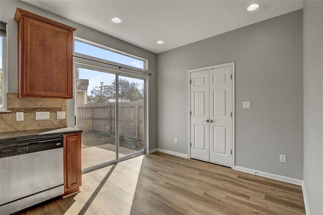Building Photo - 512 Eberhart Ln