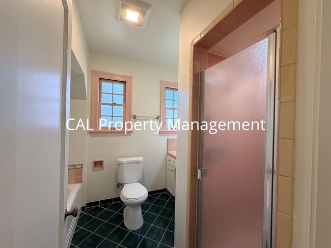 Building Photo - 3 Bed/2 Bath Single Level Home!