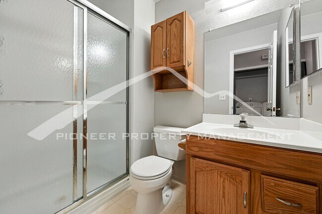 Building Photo - Spacious Condo with Washer/Dryer and Centr...