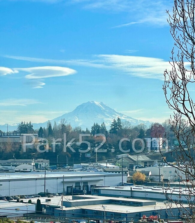 Building Photo - $250 OFF - 3 Bedroom Townhome in Tacoma