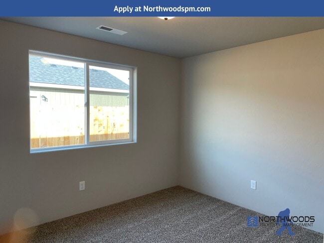 Building Photo - Newer 3 Bedroom 2 Bath Home-Large Fully Fenced Back Yard.