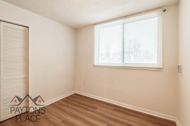 Building Photo - Spacious condo with Water included and Parking!!! FIRST MONTH'S HALF OFF