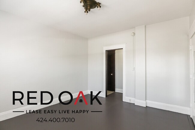 Building Photo - Gorgeous Studio with Loads of Natural Ligh...