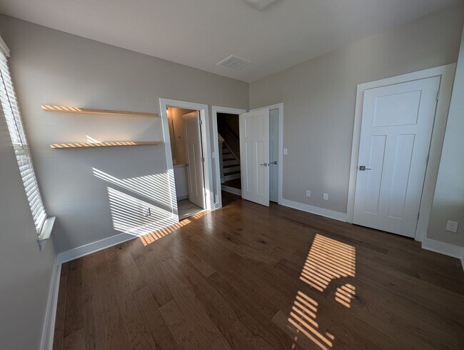 Building Photo - End-unit townhome in Bryant Park Terrace! 2-beds, 2-full baths, and 2-half baths.