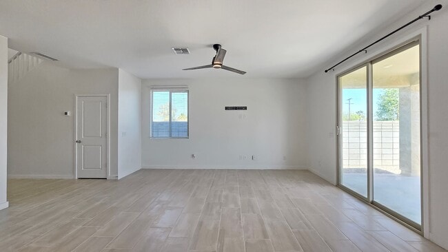 Building Photo - Community pool! Excellent Goodyear location!