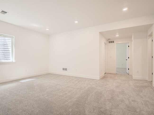 Building Photo - Spacious 4BR Duplex w/High End finishes on Quiet Street!