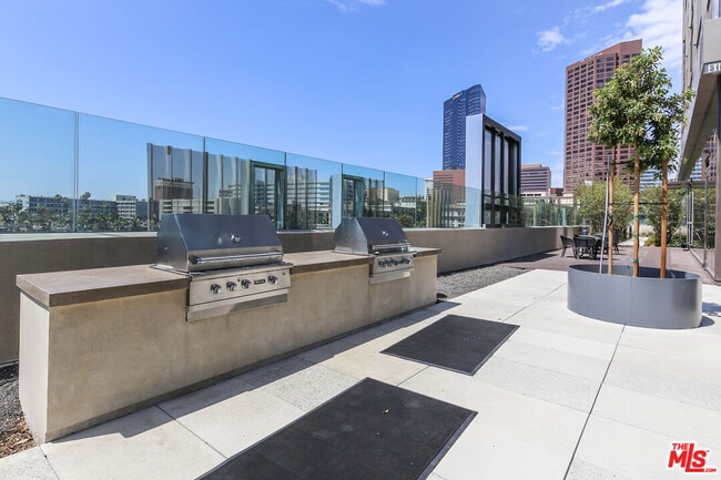 Building Photo - 889 Francisco St