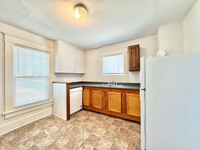 Building Photo - Adorable 3 Bedroom Close to UNCG!