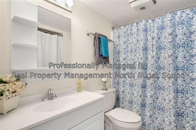 Building Photo - 4717 W Lake Sammamish Pkwy SE