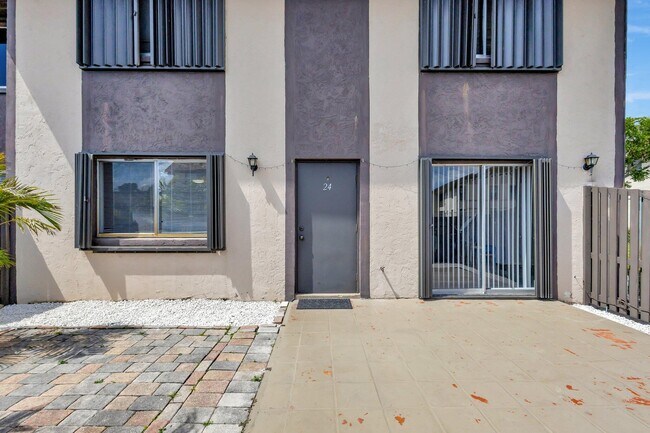 Building Photo - 2110 Sherwood Forest Blvd