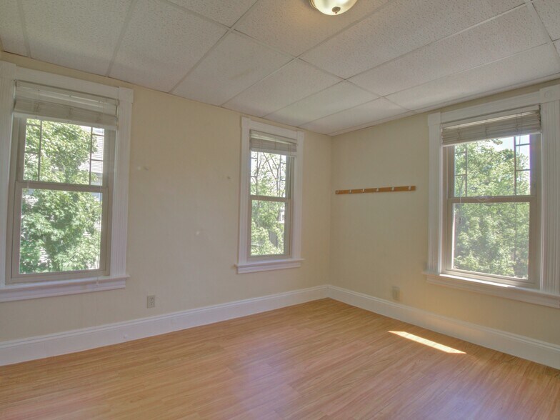 Building Photo - 324 Valley St