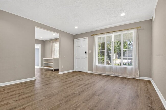 Building Photo - 815 W Lowry Ln