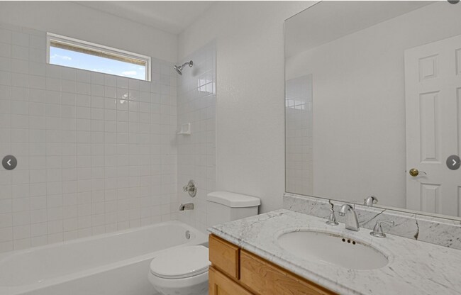 Building Photo - Long Realty & Property Management - Well Maintained 4 Bedroom Home in East Aurora