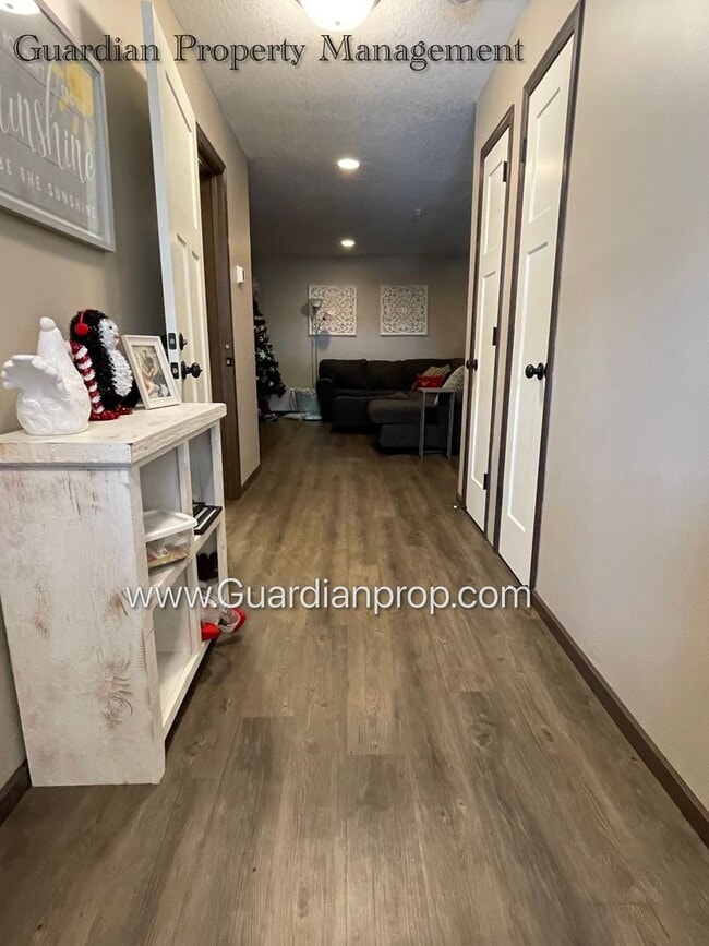 Building Photo - Lakeville 2 Bedroom Town Home, 2 Car Garage, 2.5 Baths, Dishwasher, Central Air