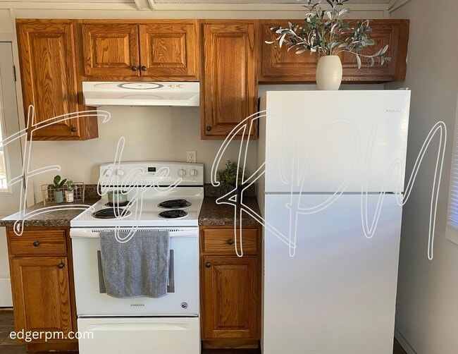 Building Photo - Updated 2 Bedroom, 1 Bath Townhome – Great...