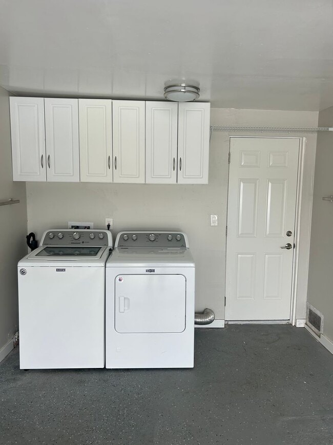 Building Photo - Beautiful 3 Bedroom/2 Bath Single Family H...
