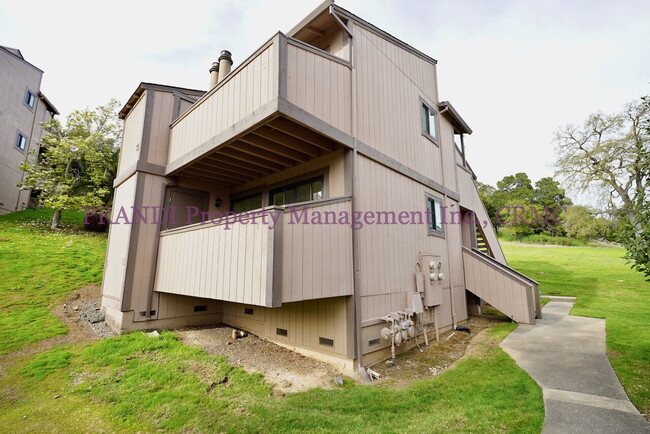 Building Photo - Charming Novato Apartment with Great Light...