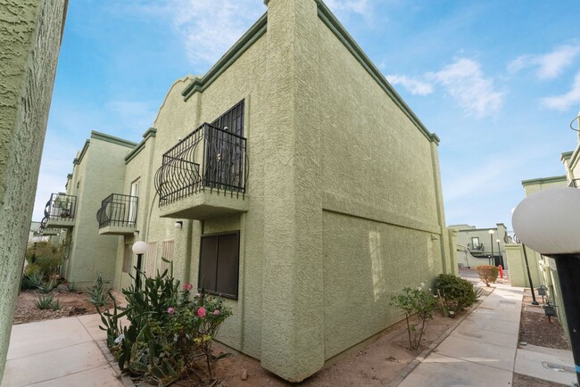 Building Photo - Charming two story townhome with all of th...