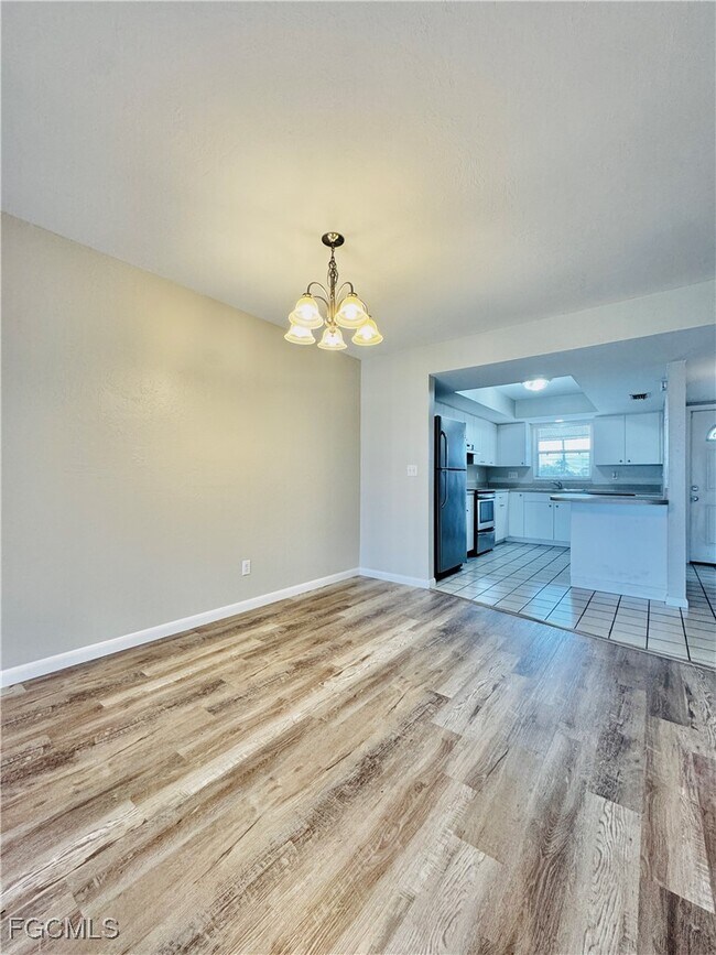 Building Photo - 706 SE 13th Ct