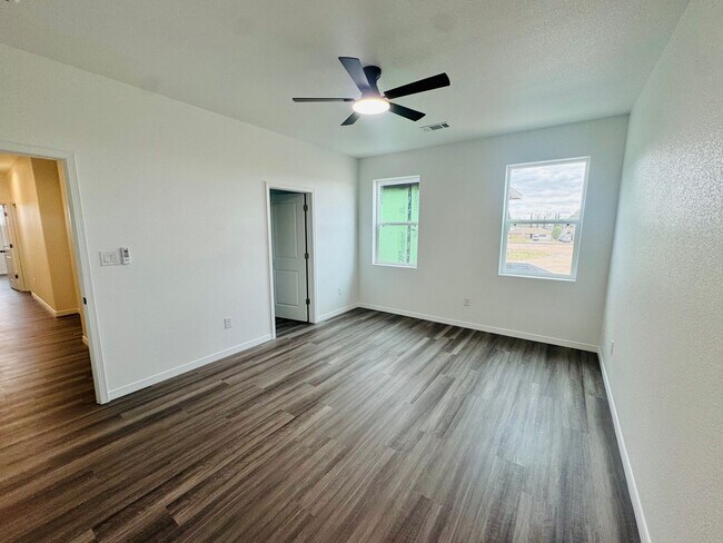 Building Photo - 2820 N Platino Dr