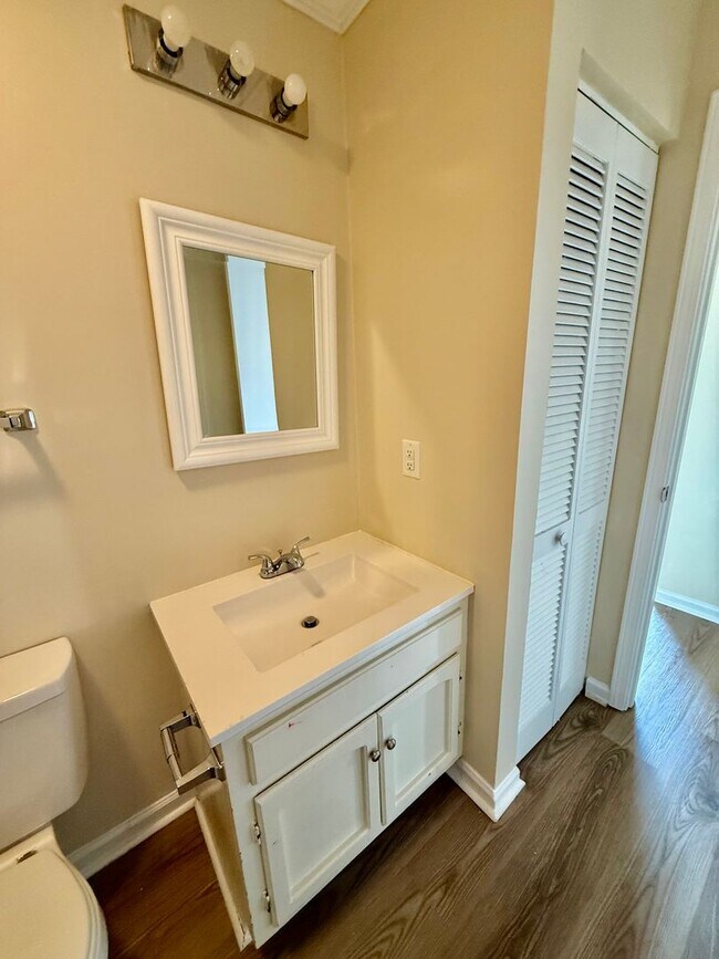 Building Photo - Two bedroom, 1.5 bath apartment home at Ha...