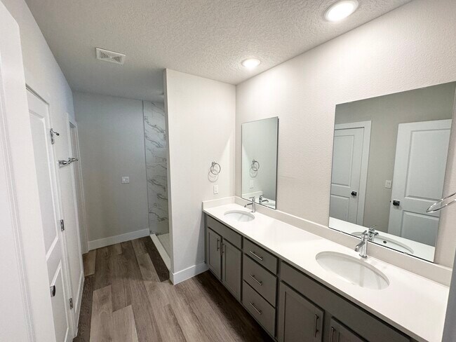 Building Photo - 6 Slate Wood Ct