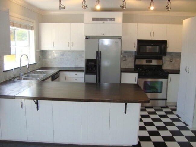 Building Photo - STUNNING TOWNHOME 2 BED 2.5 BATH 2 CAR GARAGE NORTH PARK/HILLCRES