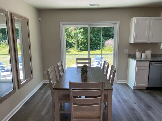 Building Photo - 3 Bedroom 2 Bathroom at Sharron Creek-Pet ...