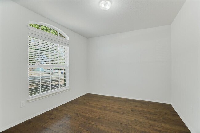 Building Photo - 906 Washburn Dr