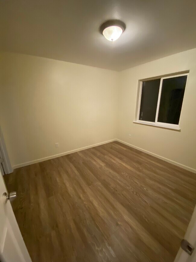 Building Photo - 8117 North Shore Dr