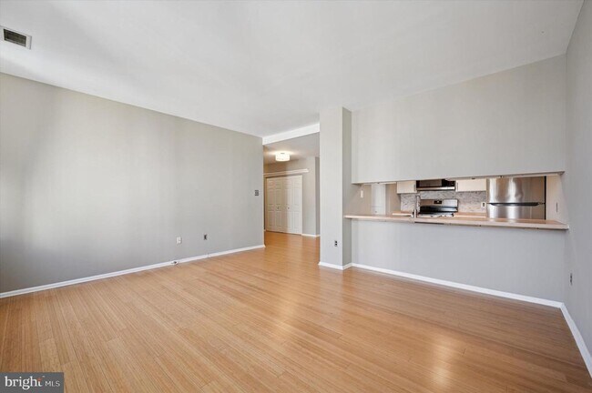Building Photo - 130-36 N Bread St