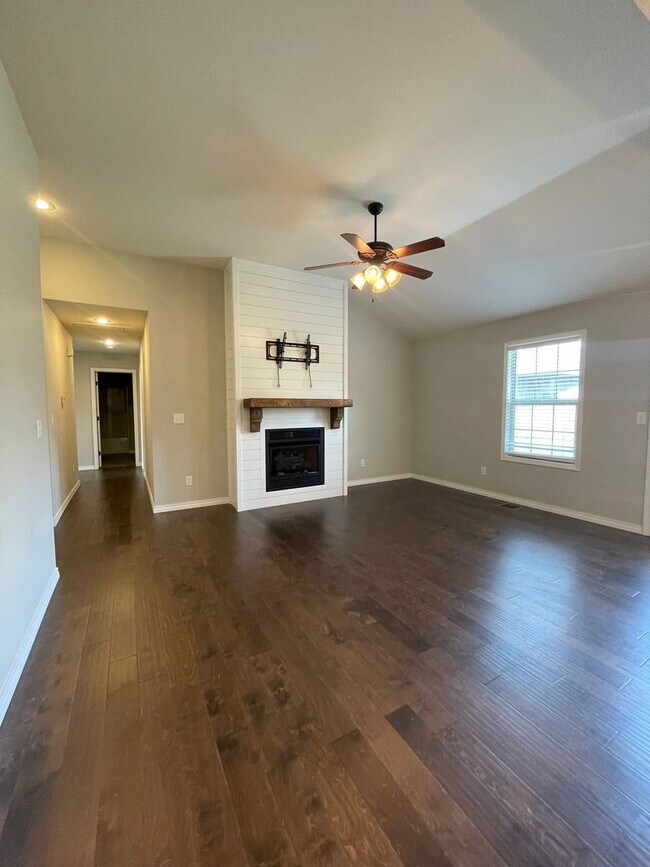 Building Photo - Executive Rental - Old Castle Estate Subdivision - Nixa