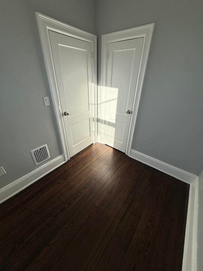 Building Photo - 308 Pearsall Ave