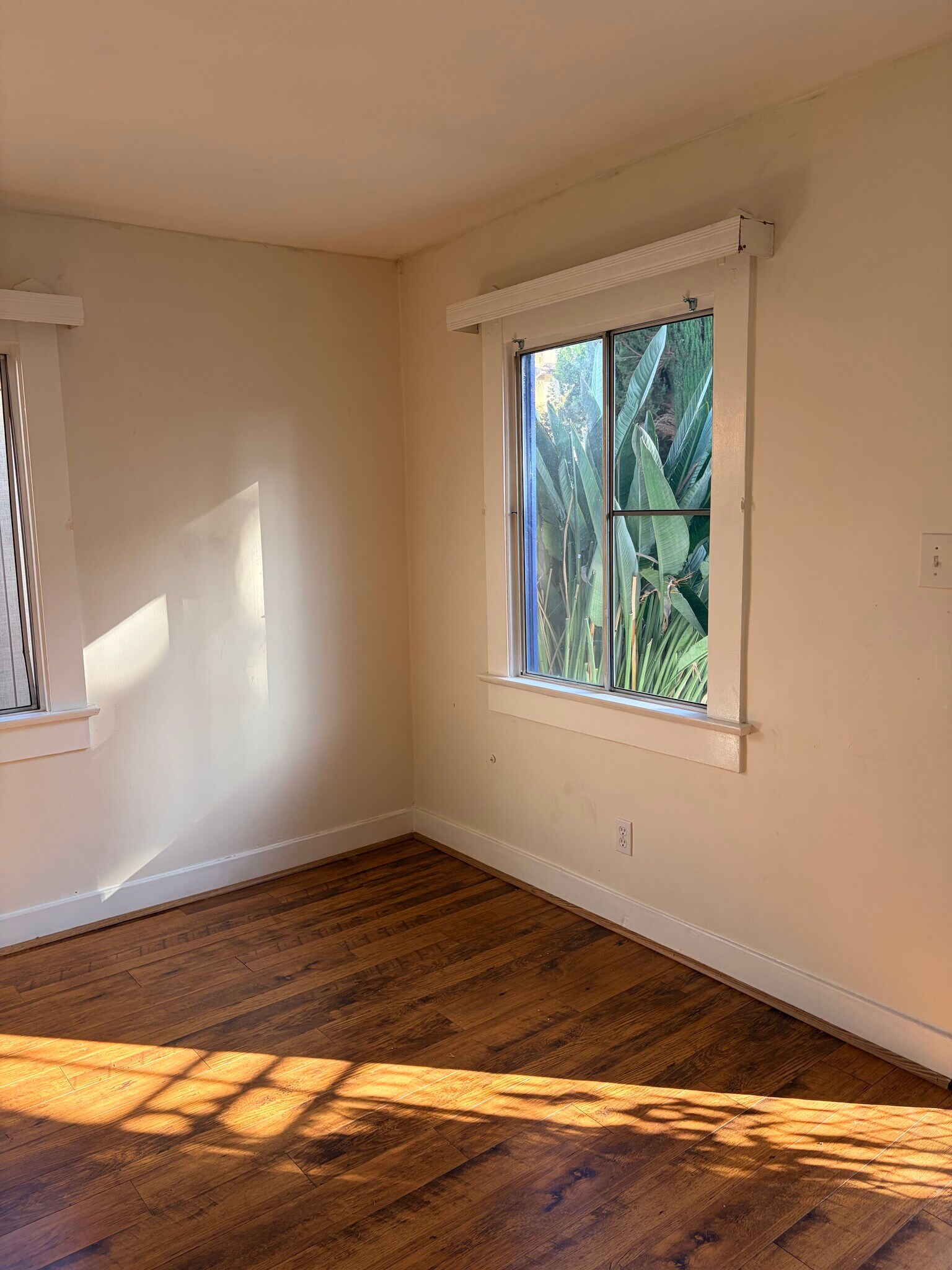 Building Photo - 608 E Angeleno Ave